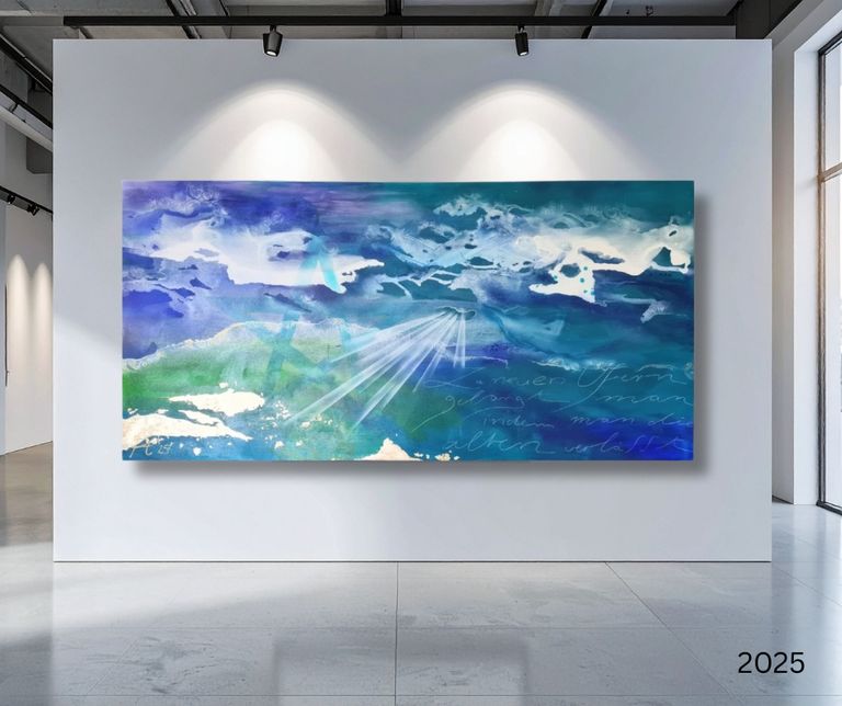 Abstraktes Gemälde mit blauen, grünen und weißen Farben an einer weißen Wand in einer Galerie, beleuchtet von drei Deckenlampen.